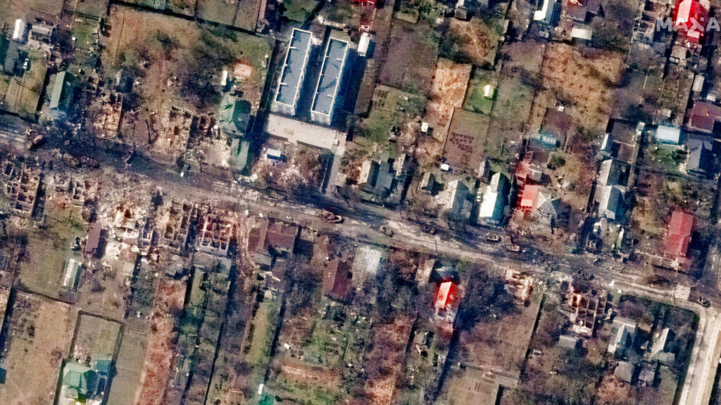 Cette image satellite fournie par Maxar Technologies montre un aperçu des maisons et des véhicules détruits dans une rue de Boucha, en Ukraine, le jeudi 31 mars 2022. (Image d'illustration)