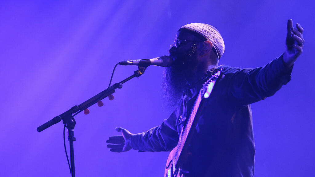 Harrison Stafford, leader du groupe de reggae américain Groundation sur la scène de la Fiesta des Suds, le samedi 11 octobre 2025, à Marseille.