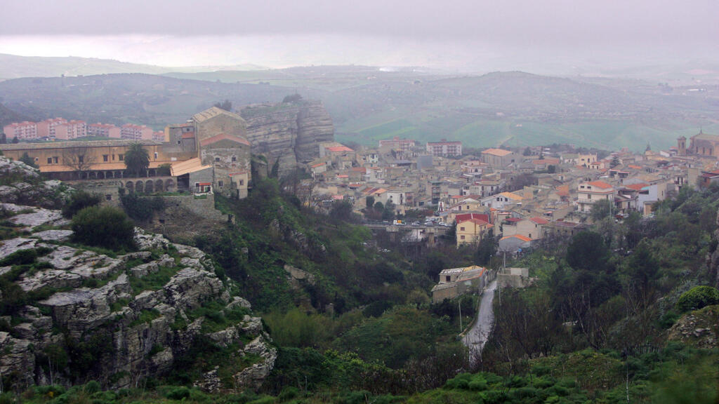 Le village de Corleone en Sicile. En 1996, une loi permet de réutiliser villas, immeubles et terres confisqués à la Mafia à des fins sociales et culturelles.12 670 biens ont été saisis, dont 1 663 entreprises. Seulement 10 sociétés ont trouvé preneur.
