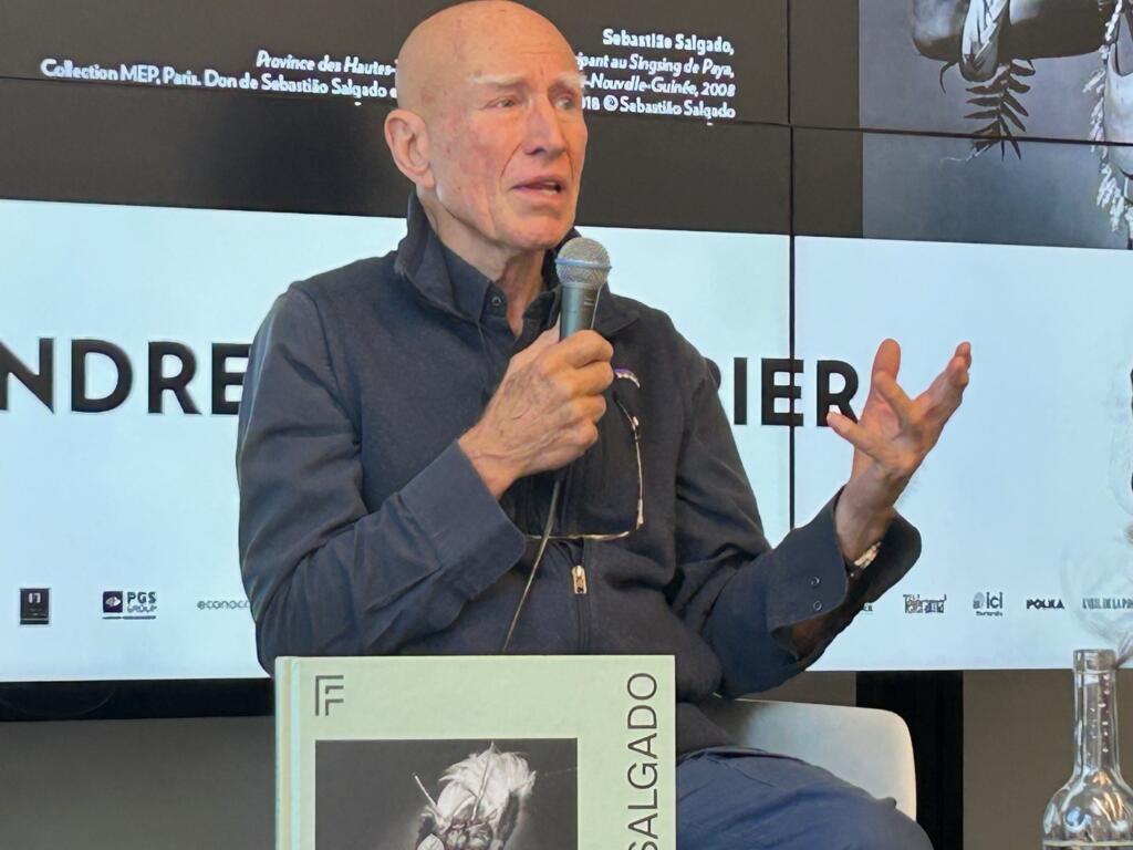 O fotógrafo Sebastião Salgado durante a abertura para a imprensa da grande retrospectiva que celebra quatro décadas de trabalho com 166 imagens em preto e branco no centro cultural Les Franciscaines, em Deauville, no norte da França, em 1° de março de 2025.