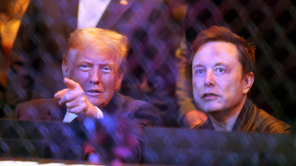 Le président élu Donald Trump s'entretient avec Elon Musk (à droite) lors de l'UFC 309 au Madison Square Garden, le 16 novembre 2024.