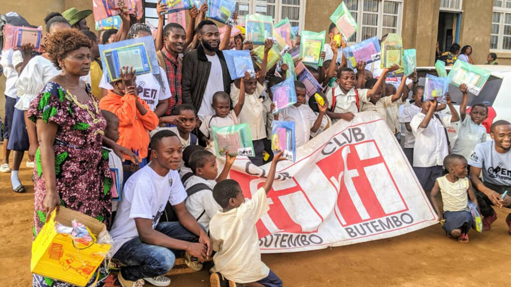 Les membres du Club RFI Butembo avec des écoliers.