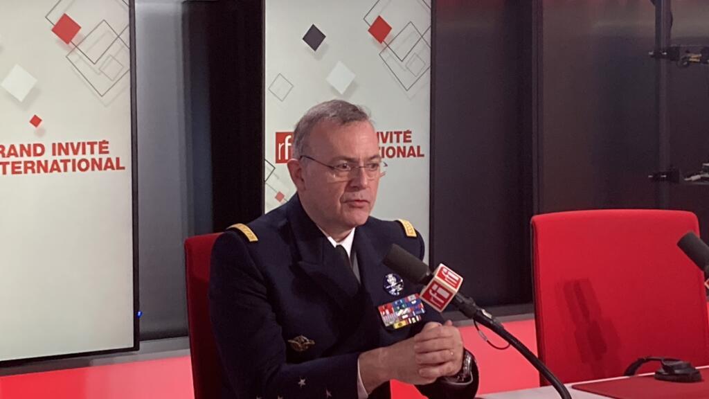 Amiral Pierre Vandier n° 2 de l’Alliance Atlantique en charge de la Transformation dans les studios de RFI à l’occasion du Sommet IA de Paris 11 février 2025.