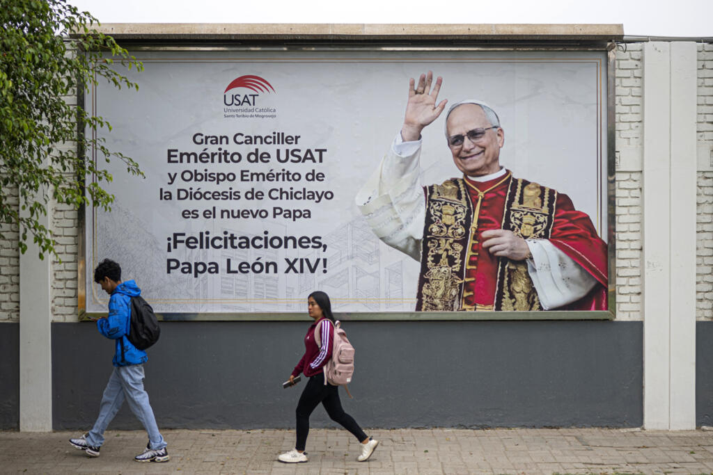 Outdoor na Universidade Católica Toribio de Mogrovejo em Chiclayo, no norte do Peru, celebra a recente eleição de Robert Prevost como novo líder da Igreja Católica. O pontífice nascido em Chicago passou grande parte de sua vida no sacerdócio como missionário no país, onde foi naturalizado peruano.