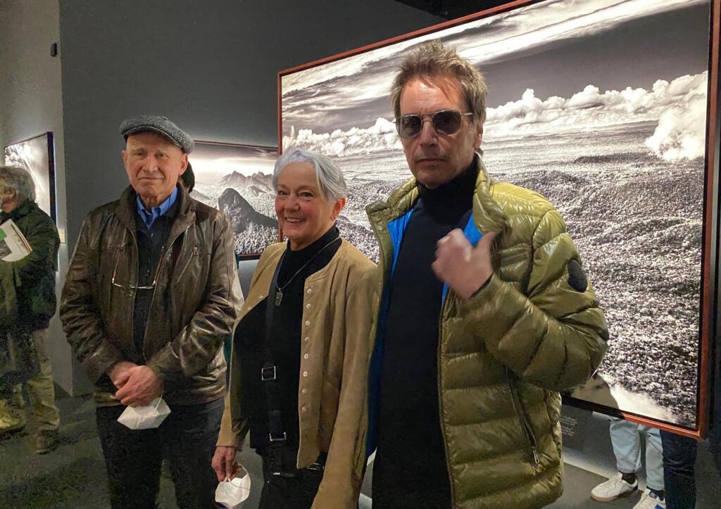 Sebastião Salgado, Lélia Wanick Salgado e o compositor Jean-Michel Jarre, que compôs a trilha sonora da exposição Amazônia para a Filarmônica de Paris.