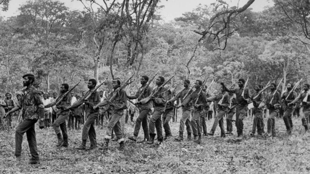 Des soldats du mouvement nationaliste angolais UNITA défilent, le 15 novembre 1975 à Nova Lisboa, quelques jours après la proclamation de l'indépendance de l'Angola.