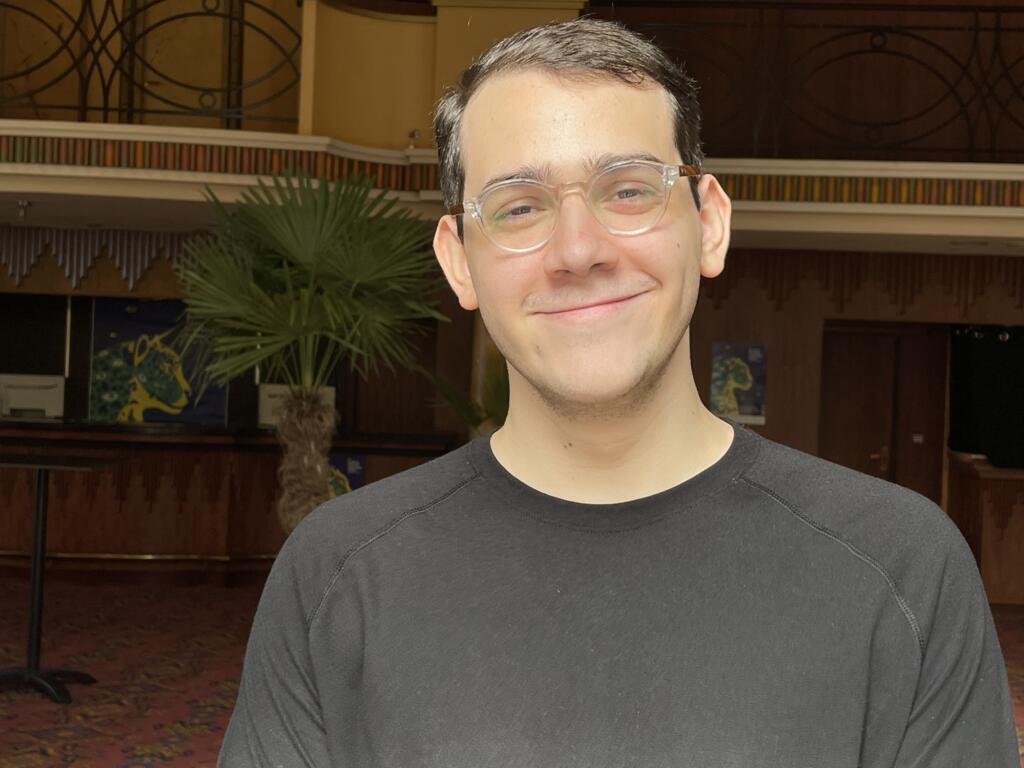 O cineasta carioca Leonardo Martinelli disputa o prêmio de melhor curta-metragem do Festival de Cinema Latino-Americano de Biarritz com o musical "O Fantasma Neon".