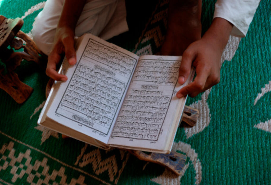 Menino estuda o Alcorão em uma escola religiosa islâmica, as chamadas "madrassas".