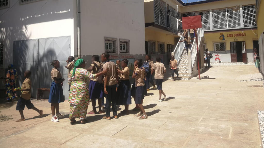 Moment de détente pendant la récréation pour les élèves de la Case Dominique, à Brazzaville.