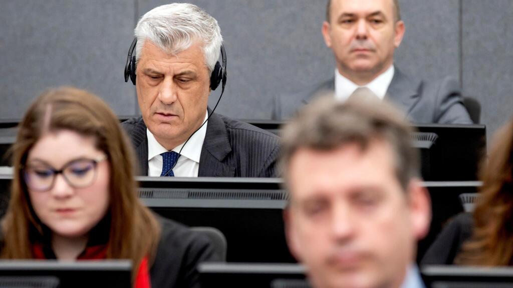 O ex-presidente do Kosovo, Hashim Thaçi, comparece a seu julgamento por crimes de guerra em Haia, Holanda, em 3 de abril de 2023. Koen van Weel/Pool via REUTERS