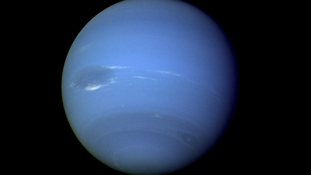 Cette image datant d'août 1989, fournie par la NASA, montre la planète Neptune photographiée par la sonde Voyager 2, traitée afin d'améliorer la visibilité des petits détails. Le Centre des planètes mineures de l'Union astronomique internationale a annoncé vendredi 23 février 2024 que des astronomes avaient découvert trois lunes jusqu'alors inconnues dans notre système solaire deux lunes supplémentaires orbitant autour de Neptune et une autour d'Uranus.