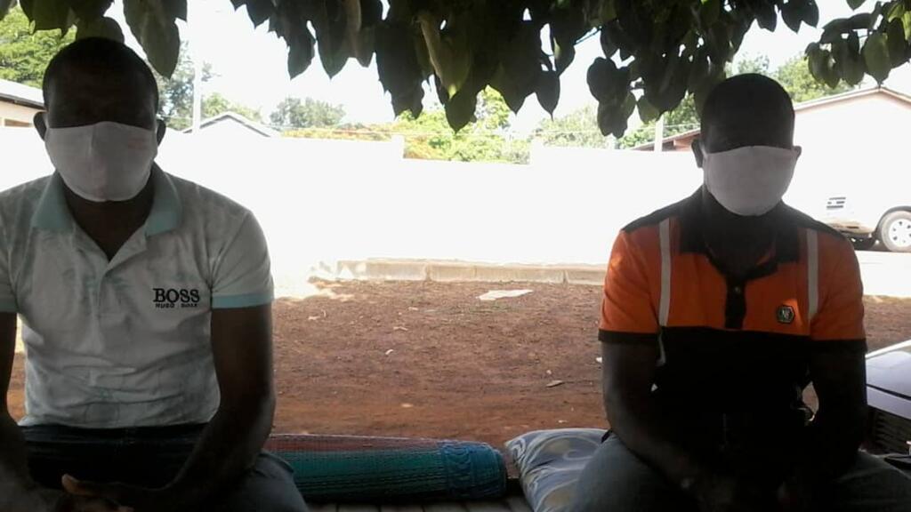 Des jeunes respectant la distance sociale.