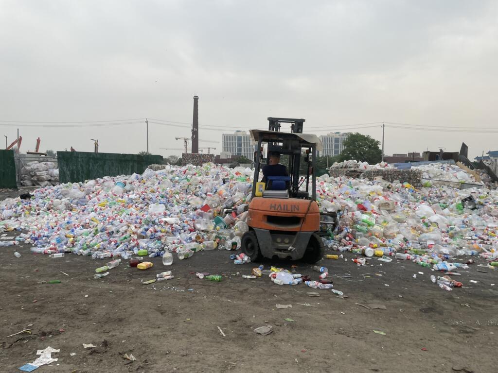 Le tri des ordures est effectué dans 297 villes chinoises, avec un taux moyen de couverture de 82,5% dans les quartiers résidentiels. La capacité quotidienne d'élimination des déchets a atteint 530 000 tonnes, dont 77,6 % par incinération.