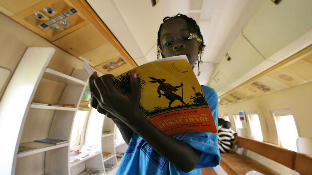 Une jeune fille lit un livre à Abidjan (Photo d'illustration).