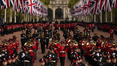 Le personnel militaire défile alors que le cercueil de la reine Elizabeth II est transporté après son service funèbre à l'abbaye de Westminster, dans le centre de Londres.