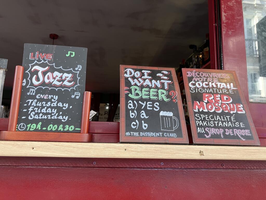 Dans le centre de Paris, The Dissident Club accueille militants, journalistes ou anonymes, que ce soit pour débattre, écouter du jazz ou assister à une projection.
