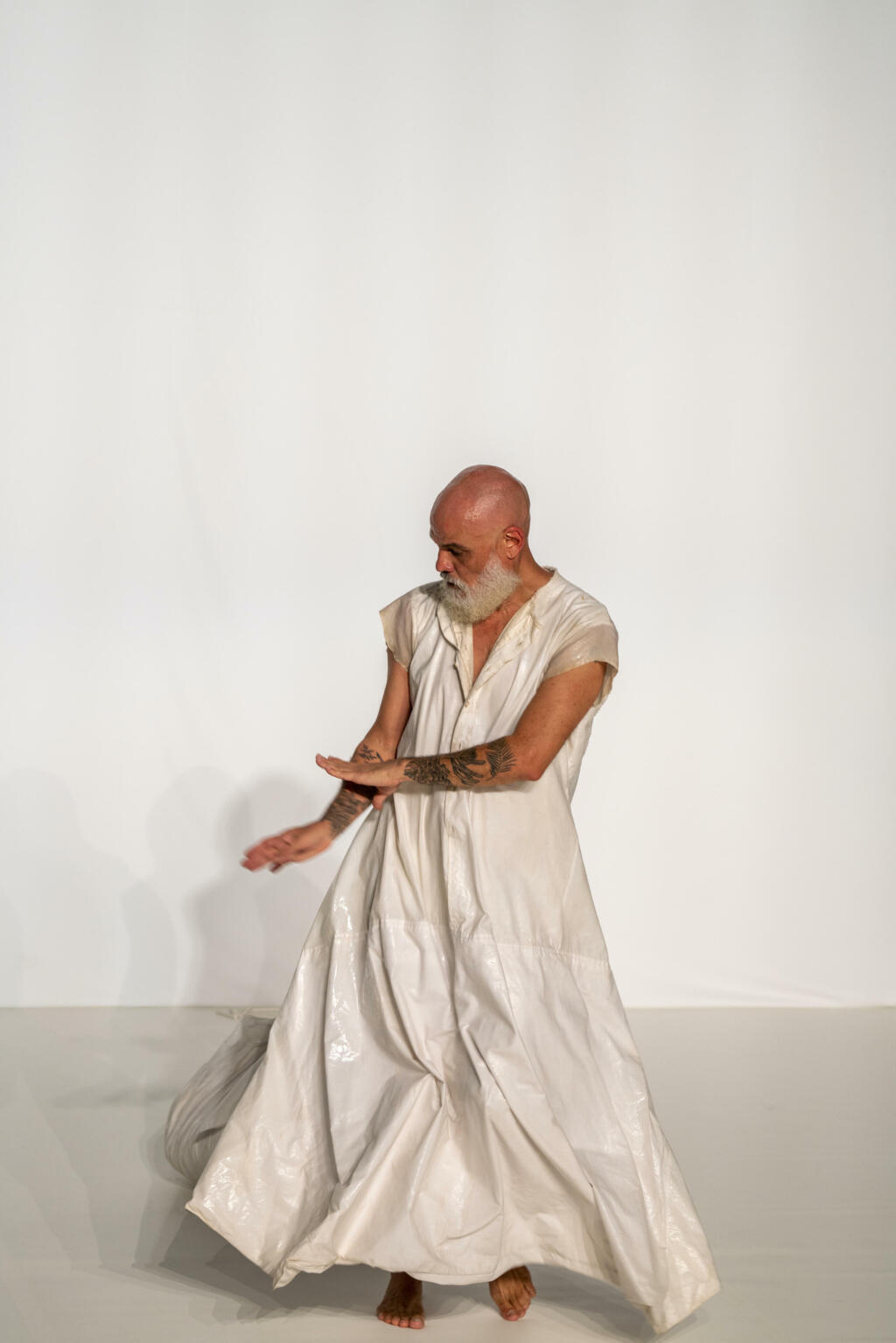 O coreógrafo e bailarino brasileiro Marcelo Evelin no solo "Ai, Ai, Ai".