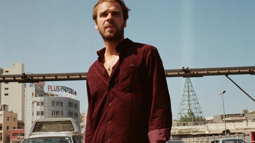 Photographie portrait de Cyril Mokaiesh, dans une rue de Beyrouth. Livre-disque «Paris Beyrouth»."