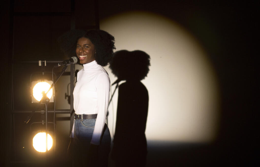 A atriz e roteirista Indira Nascimento, durante apresentação do "Ensaio sobre a sua voz"