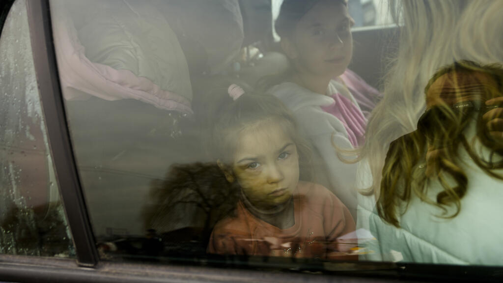 Arrivée d'une famille au poste-frontière de Medyka, en Pologne, le mercredi 2 mars 2022, après avoir fui l'Ukraine. (Image d'illustration)