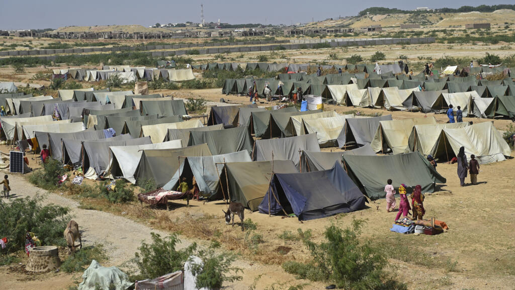 Un camp de déplacés internes qui ont fui les zones touchées par les inondations meurtrières, dans la région du Sindh, le 28 septembre 2022.