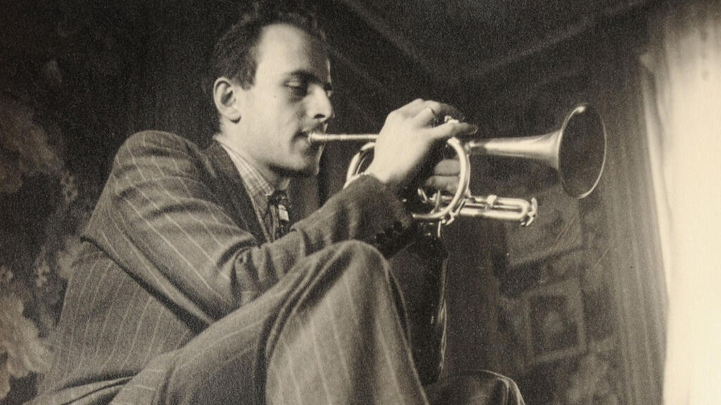 Boris Vian, grand passionné de jazz, ici à la trompette.