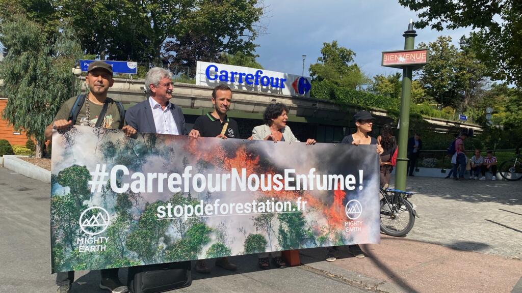 Ambientalistas, entre eles a deputada europeia Michèle Rivasi (segunda à direita), lançaram campanha contra o desmatamento no Brasil que teria participação do Grupo Carrefour. (05/09/2022)