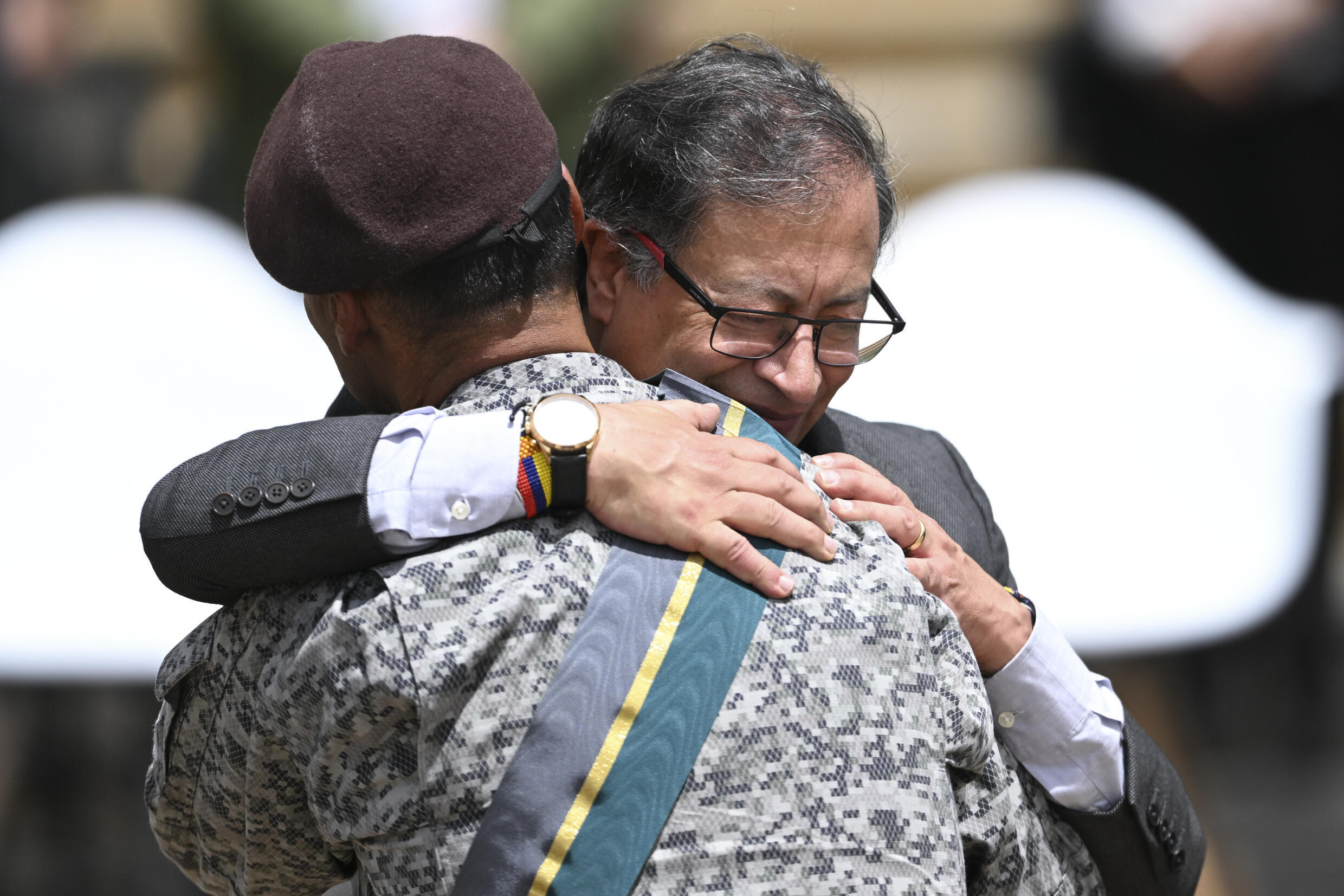 Uno a uno, el presidente saludó a los miembros de la denominada "Operación Esperanza", encabezada por el general Pedro Sánchez