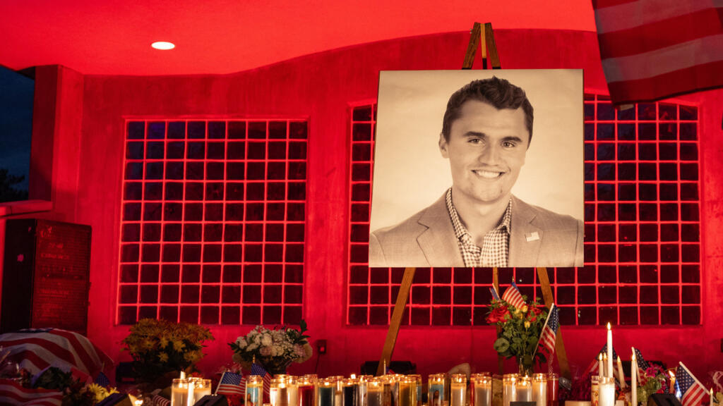 Des personnes rendent hommage au jeune activiste et influenceur Charlie Kirk lors d'une veillée à la bougie organisée devant un mémorial improvisé au Orem City Center Park, à Orem, dans l'Utah, au lendemain de son assassinat lors d'un événement public à l'université de l'Utah Valley, le 11 septembre 2025.