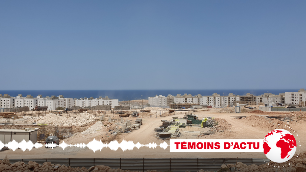 Sur les hauteurs à l'entrée ouest de la ville de Derna, quelques 2000 logements sont sortis de terre dans le cadre de la reconstruction après les inondations de septembre 2023.