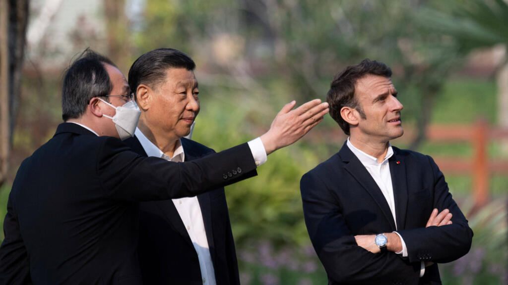 Le président chinois Xi Jinping et le président français Emmanuel Macron dans la résidence du gouverneur de la province de Guandong, à Guangzhou, en Chine, le vendredi 7 avril 2023.