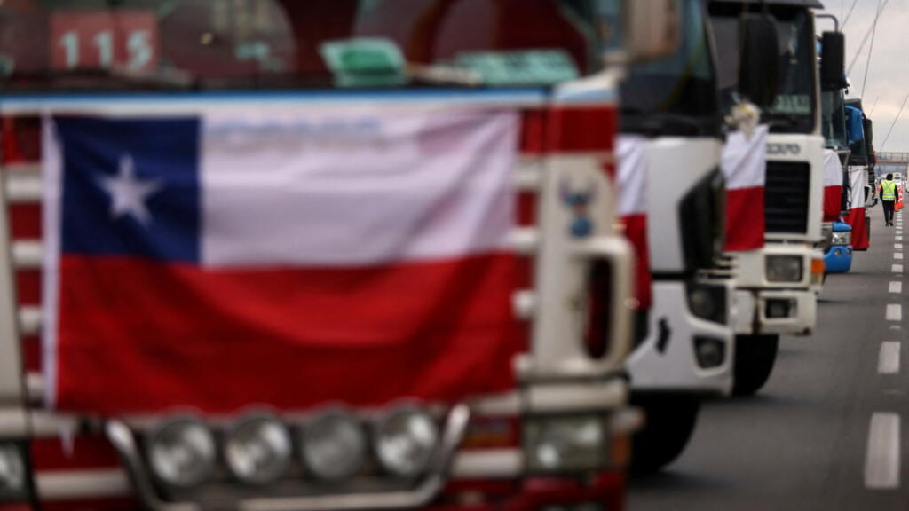 Caminhoneiros no Chile fazem greve nacional denunciando o aumento de preços dos combustíveis e a insegurança nas rodovias. Imagem mostra manifestação na periferia de Santiago