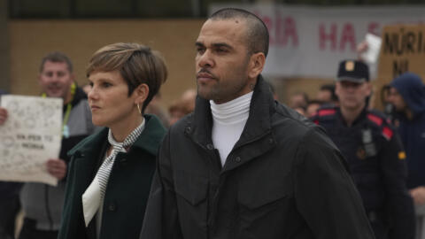 L'ancien footballeur Dani Alves à sa sortie de prison après avoir payé une caution de près d'un million d'euros le 25 mars 2024.
