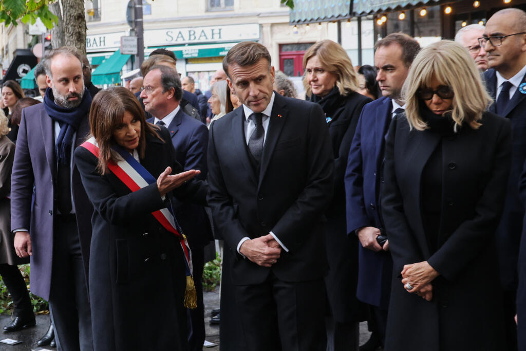 O presidente da associação de vítimas Life for Paris, Arthur Dénouveaux, a prefeita de Paris, Anne Hidalgo, o presidente da França, Emmanuel Macron, a presidente da Assembleia Nacional Francesa, Yaël Braun-Pivet, o primeiro-ministro francês, Sébastien Lecornu, a esposa do presidente francês, Brigitte Macron, e o ministro do Interior da França, Laurent Nuñez, prestam homenagem às vítimas em frente ao bar “Le Comptoir Voltaire", alvo do comando jihadista de 13 de novembro. Em Paris, em 13 de novembro de 2025.