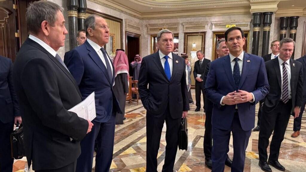 Le ministre russe des Affaires étrangères Sergueï Lavrov (2eme, à g.), l'assistant du président russe Ioury Ouchakov (3e, à g.) s'adressant au secrétaire d'État américain Marco Rubio (2e, à dr.), au conseiller à la sécurité nationale Mike Waltz (à dr.) et à l'envoyé pour le Moyen-Orient Steve Witkoff (2e, à dr. ,derrière) après leur rencontre à Riyad, le 18 février. Photo prise et publiée par le ministère russe des Affaires étrangères.