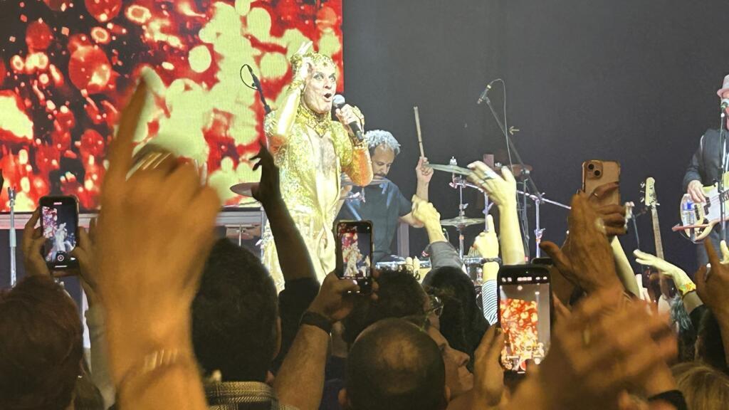 Ney Matogrosso durante o show "Bloco na Rua" na sala Les Pyramides, na região parisiense, em 12 de outubro de 2025.
