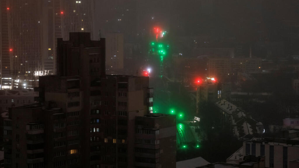 L'Ukraine visée par une attaque russe massive, plusieurs morts et des milliers d'immeubles privés de chauffage