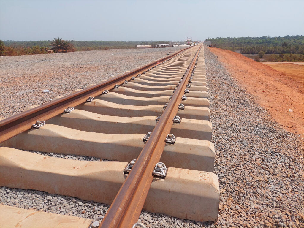 Les rails du futur chemin de fer près de l'arrivée au port minéralier de Moribaya.