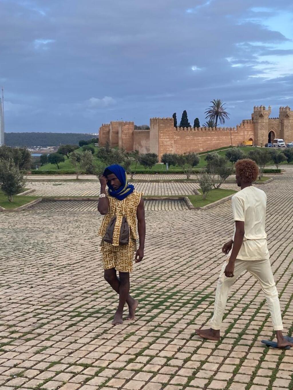 Boubacar AG Midaye devant le Chellah à Rabat pendant le FIMA