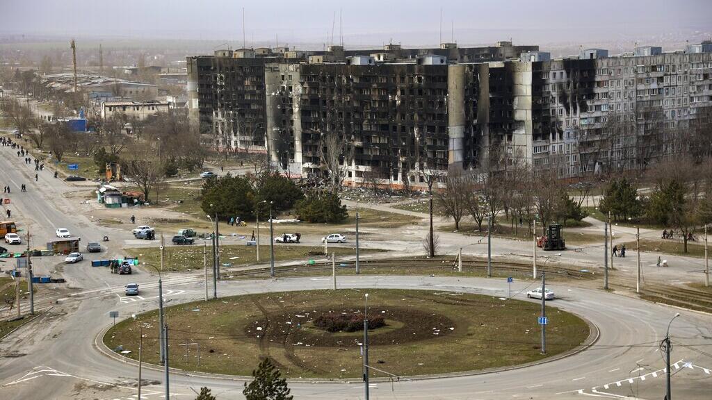 Des dégâts sur des immeubles d'habitation après des bombardements lors de combats à la périphérie de Marioupol, en Ukraine, dans le territoire contrôlé par le gouvernement séparatiste de la République populaire de Donetsk, le mardi 29 mars 2022.