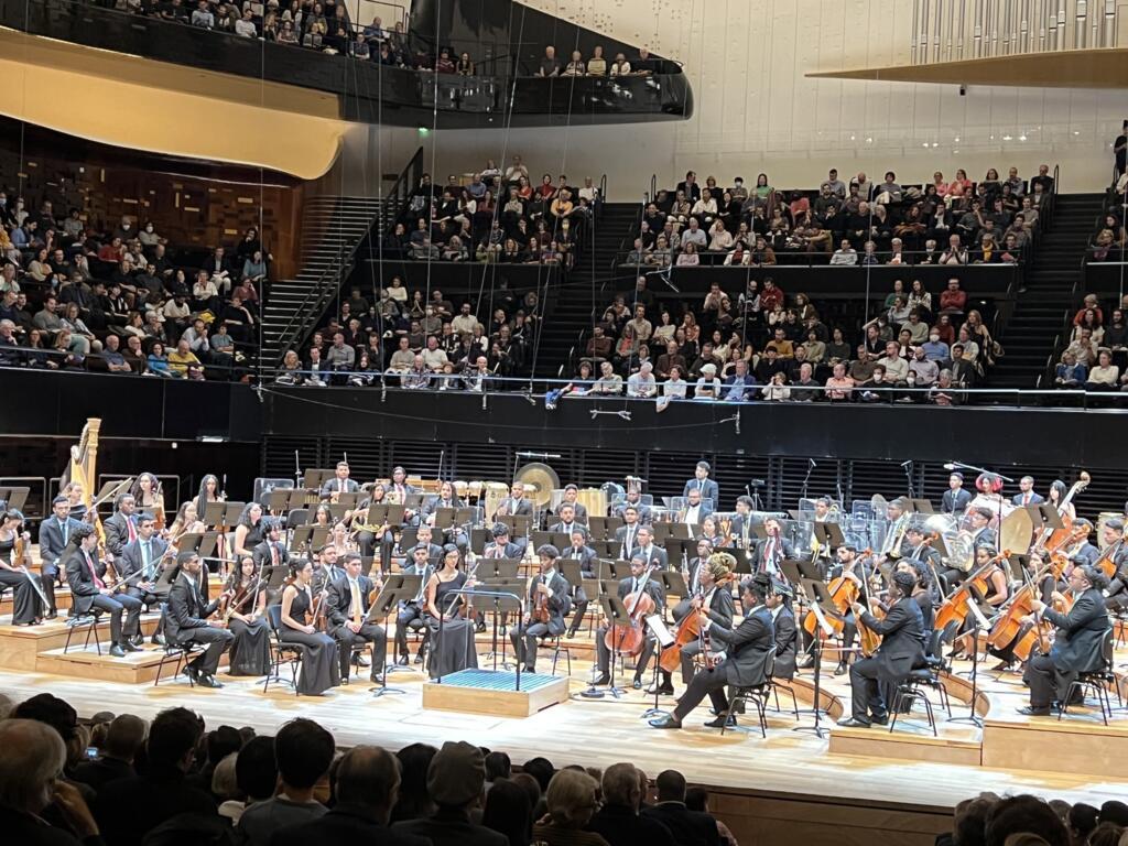 Orquestra Neojiba em apresentação na Filarmônica de Paris