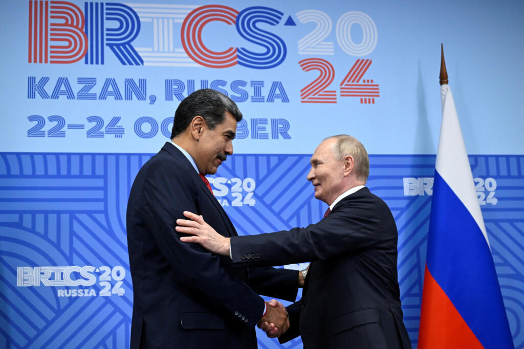 O aperto de mãos entre Putin e Maduro foi caloroso.