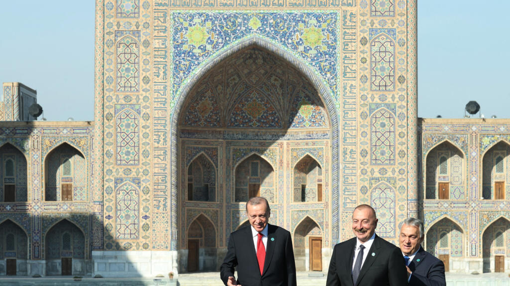 This handout photograph released by The Press Office of the Presidency of Turkey on November 11, 2022, shows Turkey's President Recep Tayyip Erdogan (L) talks with Azerbaijan's President Ilham Aliyev (C), and Hungarian Prime Minister Viktor Orban as they visit the Registan Square within the ninth Summit of the Organisation of Turkic States at 'Eternal City' Convention Center in Samarkand. - Turkish President Recep Tayyip Erdogan called on November 11, in Uzbekistan the Turkic states of Central Asia, a major energy and trade crossroads, to strengthen their cooperation, at a time when Russia is bogged down in its invasion in Ukraine. (Photo by Handout / Press Office of the Presidency of Turkey / AFP) / RESTRICTED TO EDITORIAL USE - MANDATORY CREDIT "AFP PHOTO / HO - PRESS OFFICE OF THE PRESIDENCY OF TURKEY" - NO MARKETING NO ADVERTISING CAMPAIGNS - DISTRIBUTED AS A SERVICE TO CLIENTS
