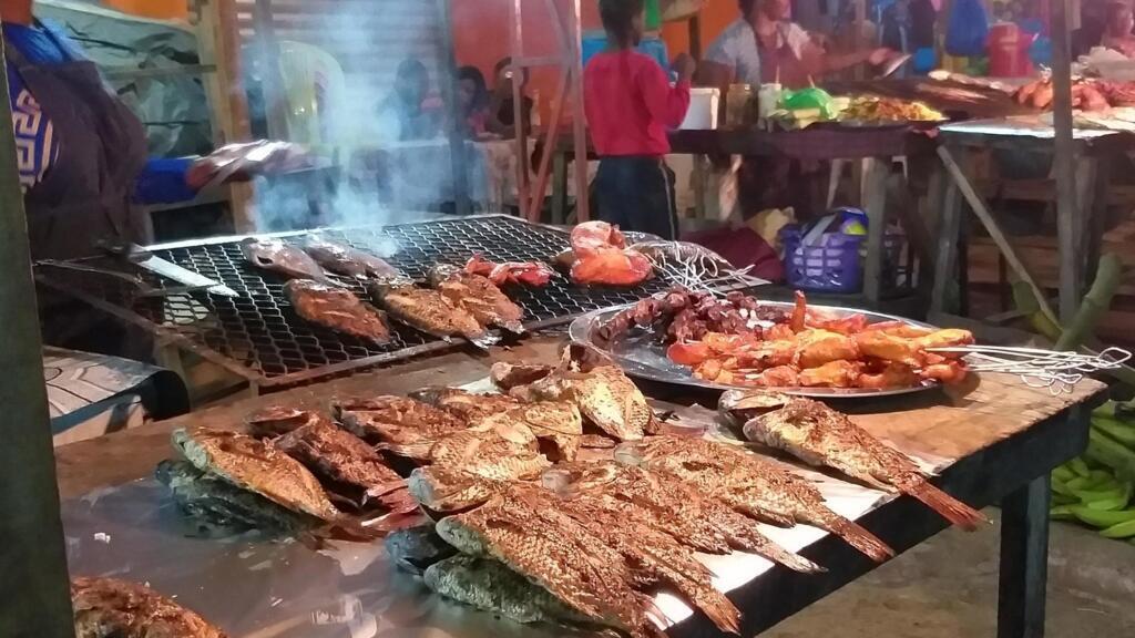 Des carpes à la braise à Lambaréné au Gabon.