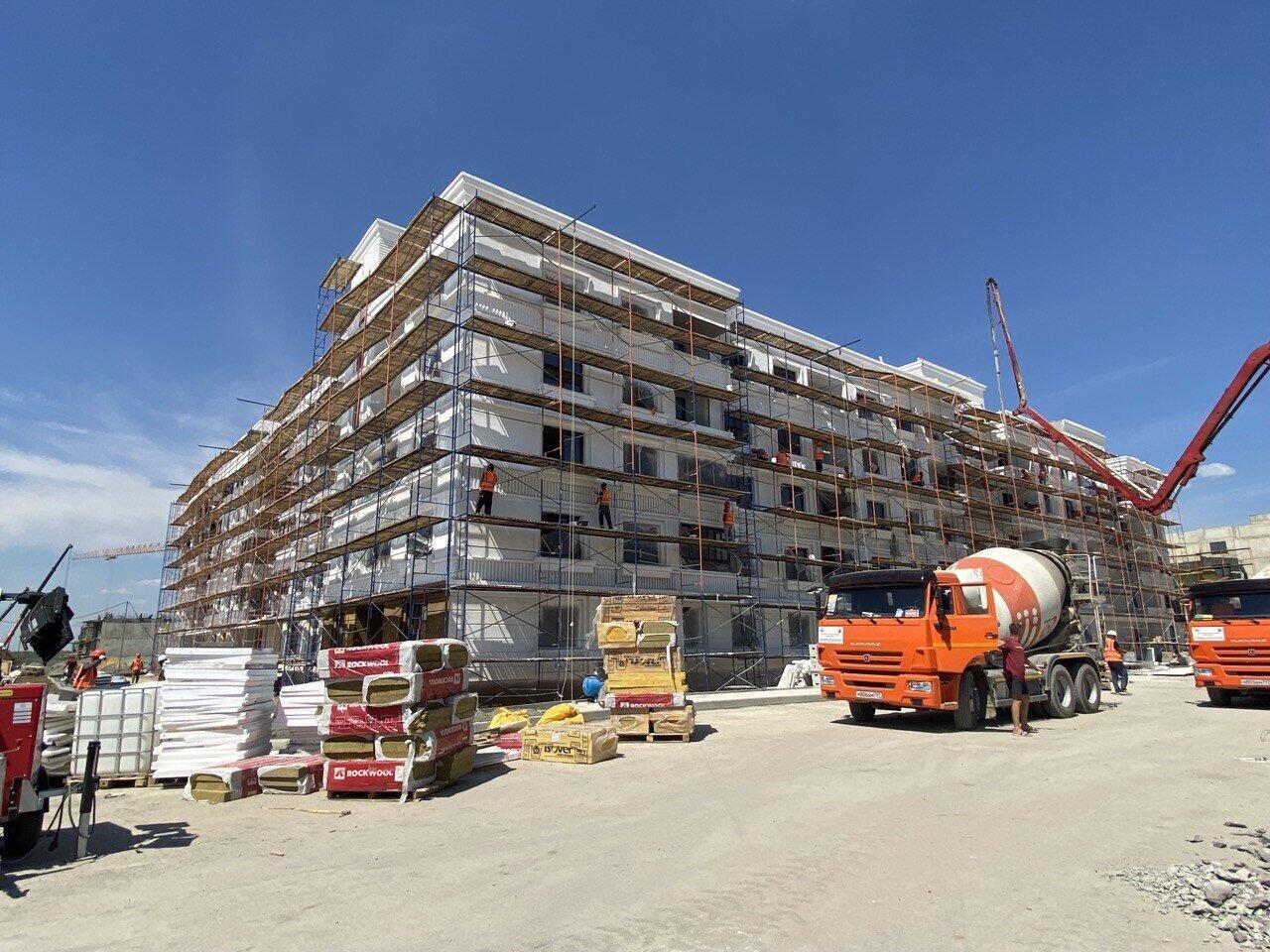 Immeuble et hôpital en construction à Marioupol, le 13 août 2022.