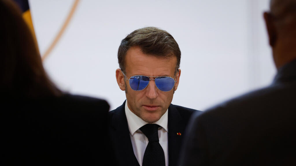 Le président français Emmanuel Macron fait le buzz avec ses lunettes de soleil