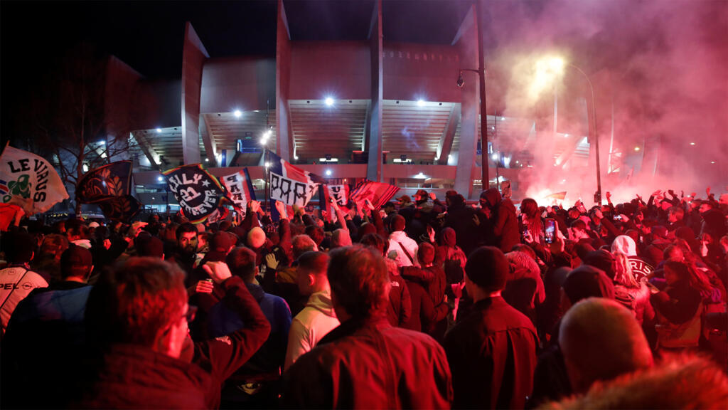 Le match PSG - Dortmund au Parc des Princes s'est joué à huis clos, le 11 mars 2020. Néanmoins, les fans du PSG étaient au rendez-vous à l'extérieur du Parc des Princes.