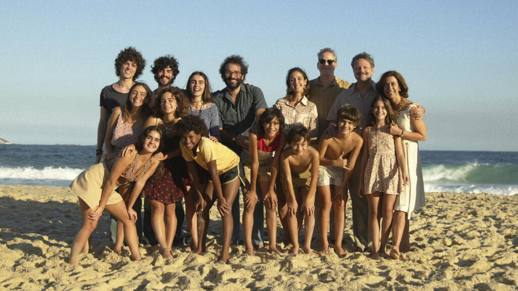 Esta imagem divulgada pela Sony Pictures Classics mostra Fernanda Torres, à direita, com outros membros do elenco, em uma cena de “ Ainda Estou Aqui”.