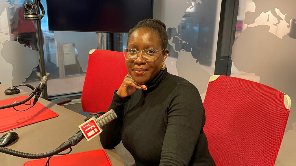 Valérie Ekoumè au micro de Joe Farmer.