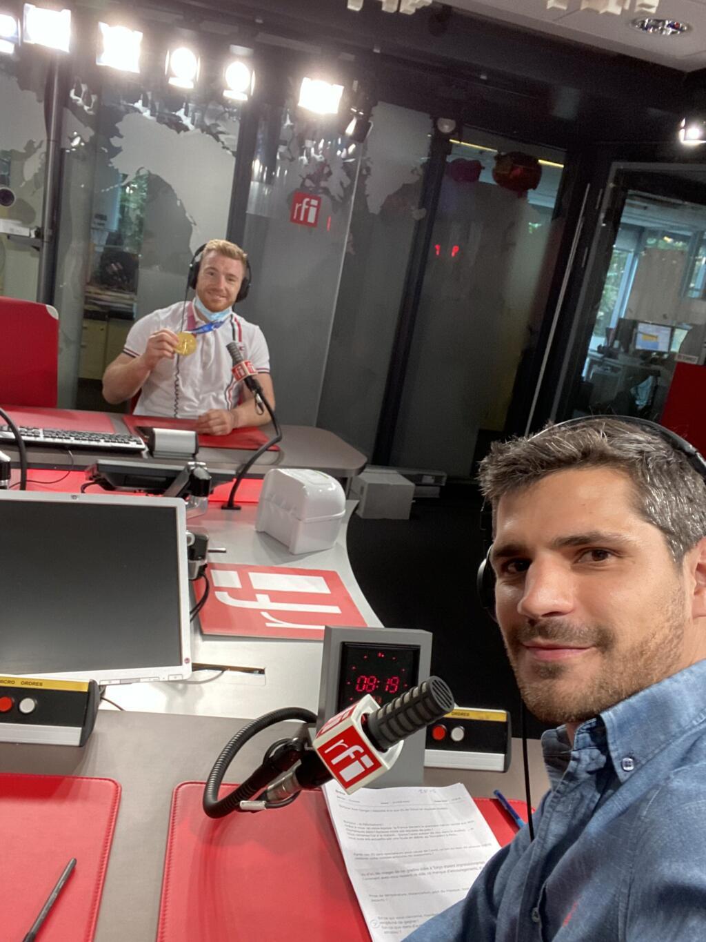 Selfie de Pierre Olivier avec le judoka Axel Clerget lors de son passage dans les studios de RFI, le 6 août 2021.